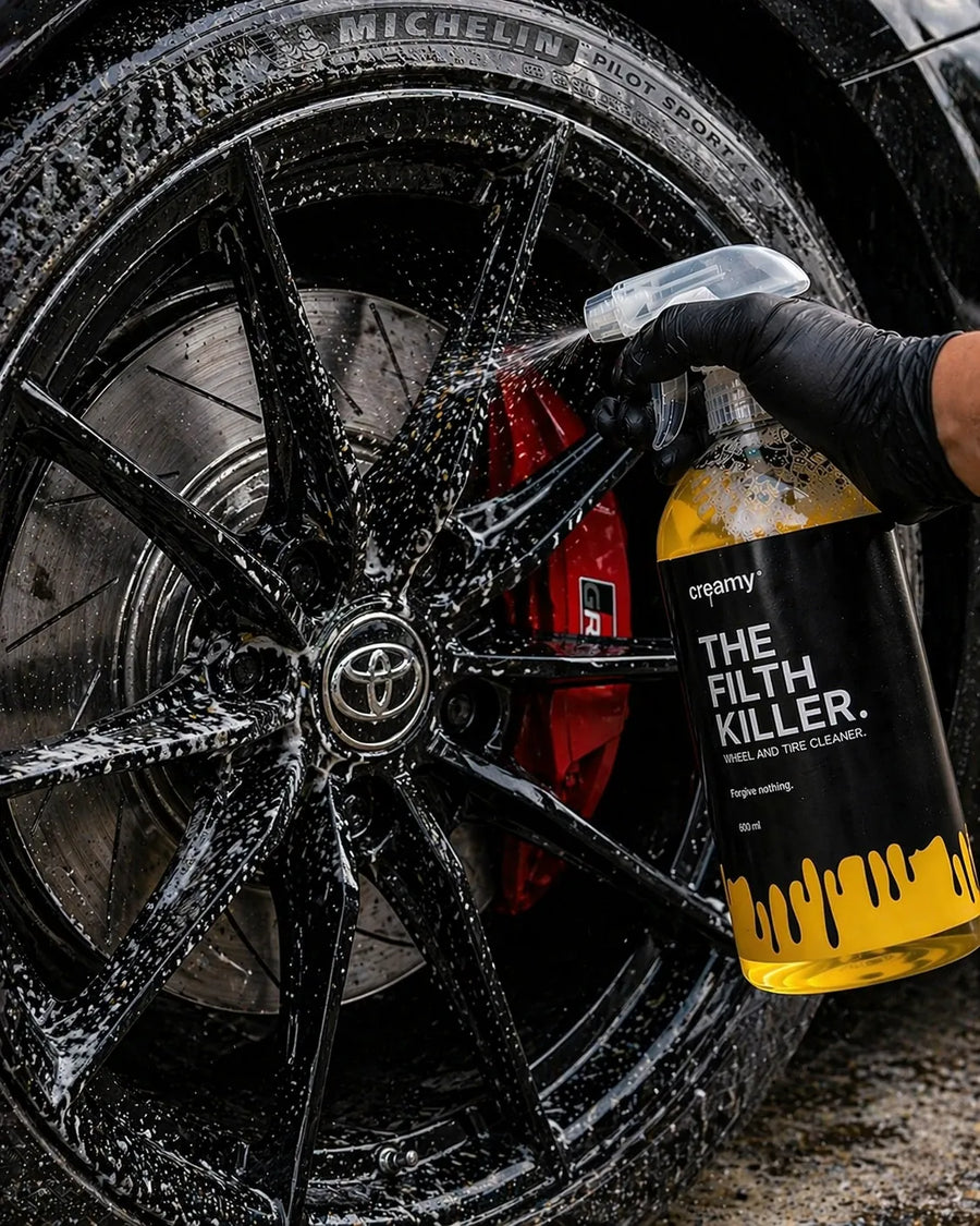 Pulverizando THE FILTH KILLER sobre la llanta